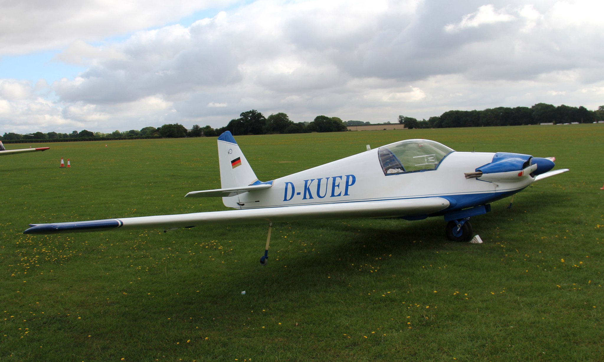 D-KUEP, white and blue, on the grass at Sywell