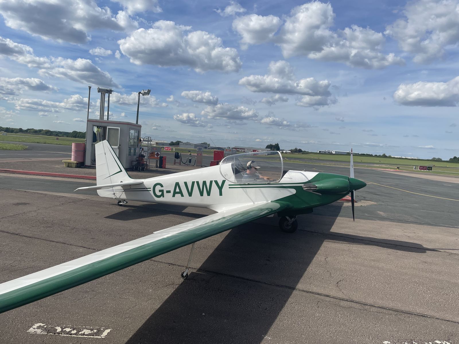 G-AWLZ · Gloucestershire Airport