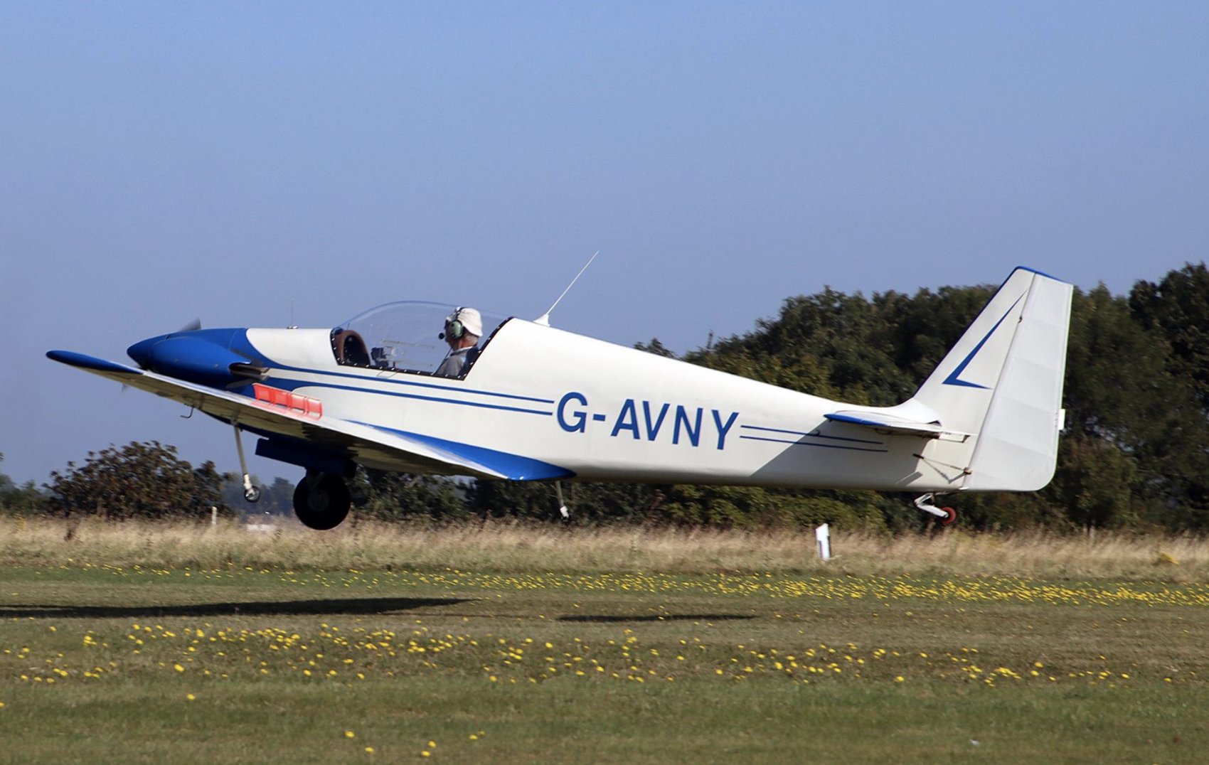 G-AVNY landing, blue and white