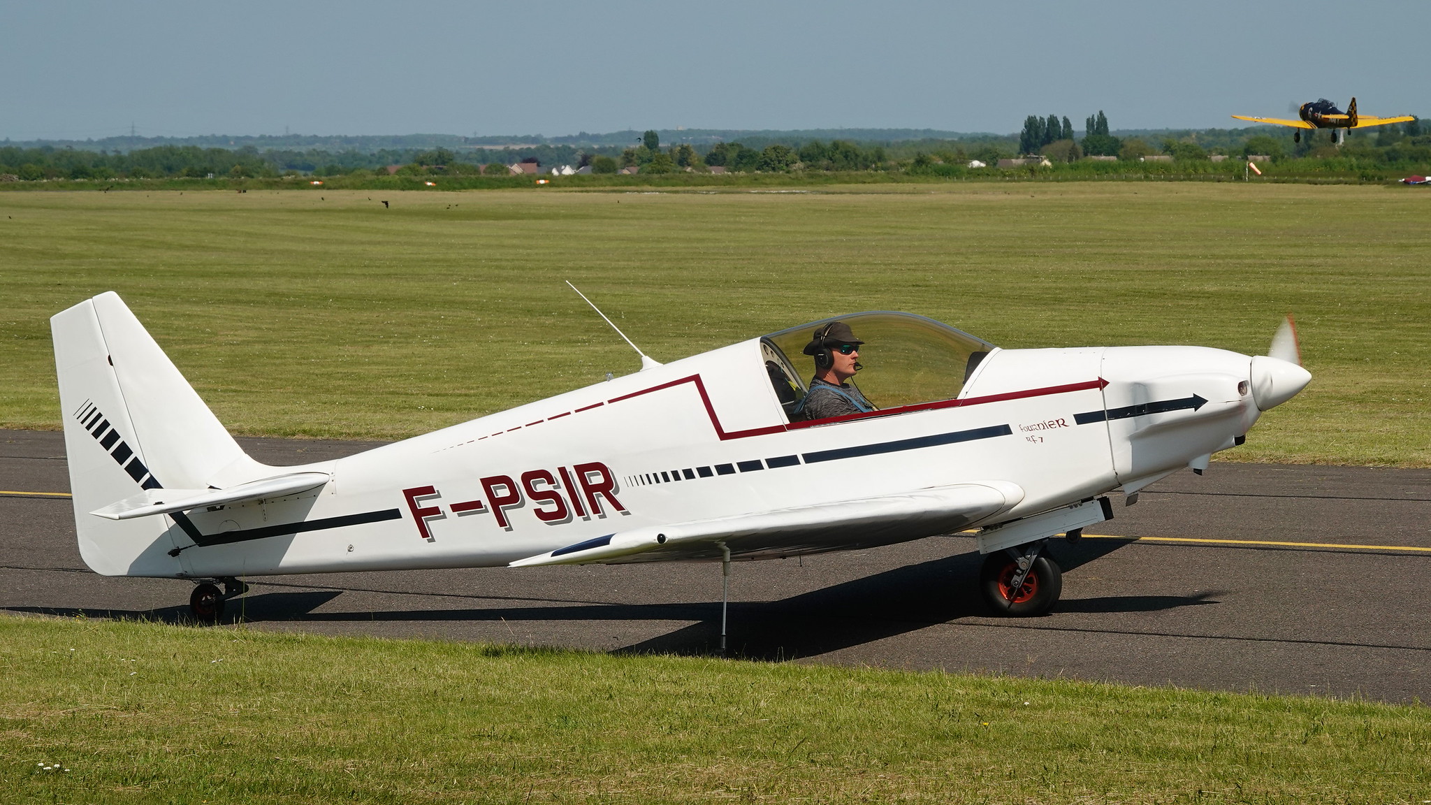 Fournier RF7 F-PSIR on the grass