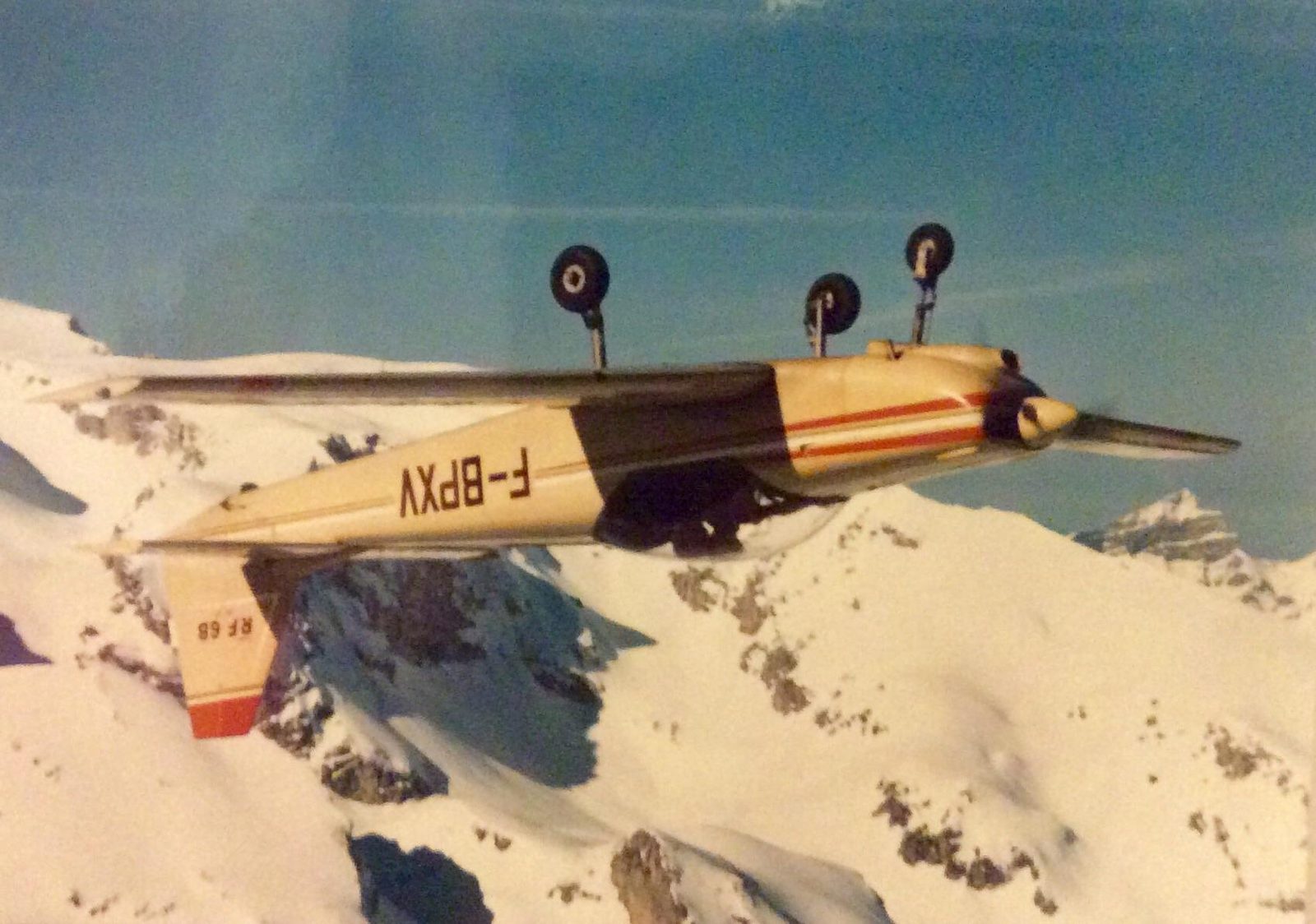 RF6B F-BPXV in flight over snow-covered mountains (archive photograph)