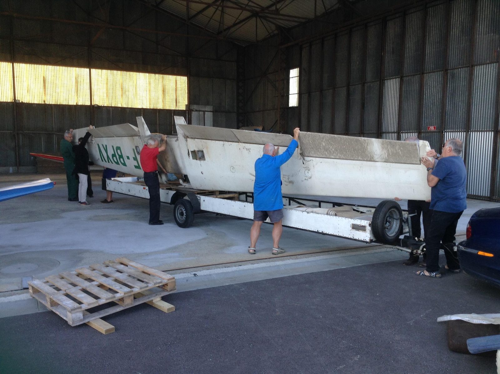 At Aéro-Club du Vexin: a fuselage being loaded onto a trailer